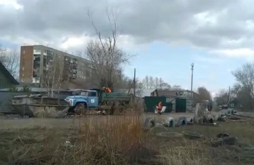 Скандал в дорожном хозяйстве мэрии: грязный подброс мусора в контейнеры омичам