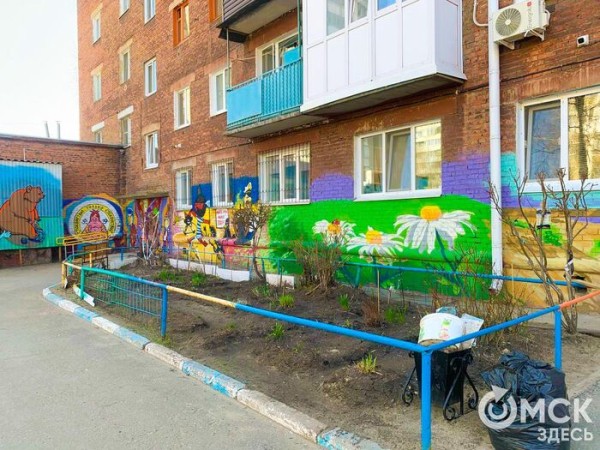 Миньон на палочке и медитирующий Карлсон. Рассматриваем милый дворовый арт Миньон на палочке и медитирующий Карлсон. Рассматриваем милый дворовый арт