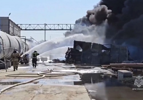 На Красноярском тракте Омска вспыхнули три цистерны с нефтепродуктами