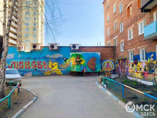 Миньон на палочке и медитирующий Карлсон. Рассматриваем милый дворовый арт Миньон на палочке и медитирующий Карлсон. Рассматриваем милый дворовый арт