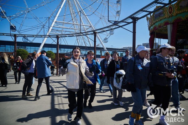 Соревнуясь, наводить чистоту. Омичи пробежались с мусорными пакетами по "Зелёному острову"
