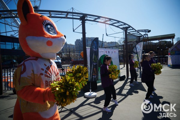 Соревнуясь, наводить чистоту. Омичи пробежались с мусорными пакетами по "Зелёному острову"