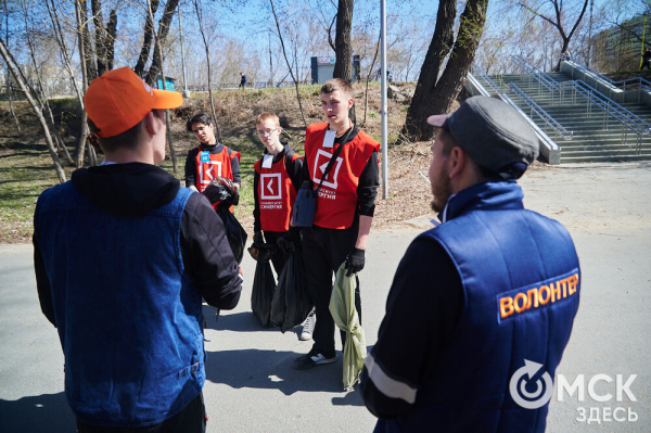 Соревнуясь, наводить чистоту. Омичи пробежались с мусорными пакетами по "Зелёному острову"