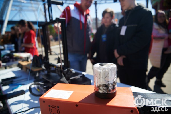 Соревнуясь, наводить чистоту. Омичи пробежались с мусорными пакетами по "Зелёному острову"