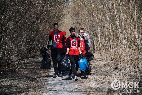 Соревнуясь, наводить чистоту. Омичи пробежались с мусорными пакетами по "Зелёному острову"