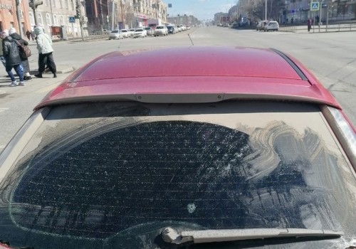 В Омске на Ленинградской площади стреляли в иномарку