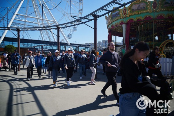 Соревнуясь, наводить чистоту. Омичи пробежались с мусорными пакетами по "Зелёному острову"