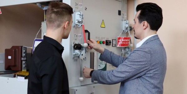 Искусственный интеллект выходит на проверку высоковольтного электронного оборудования Искусственный интеллект выходит на проверку высоковольтного электронного оборудования