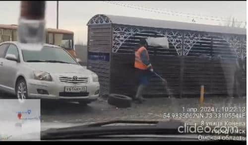 Скандал в дорожном хозяйстве мэрии: грязный подброс мусора в контейнеры омичам