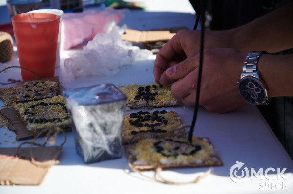 Соревнуясь, наводить чистоту. Омичи пробежались с мусорными пакетами по "Зелёному острову"