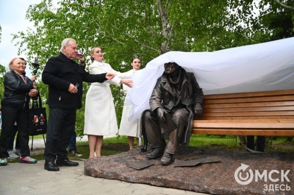 Первый памятник поэту Аркадию Кутилову, до сих пор вызывающему споры, открыли в Омске