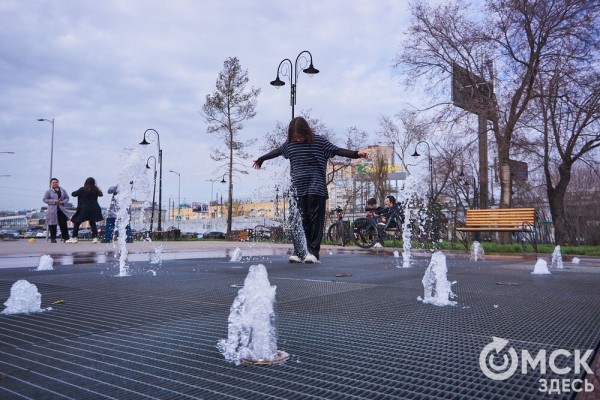 Поплескаться в воде, несмотря на тучи. В Омске открыли сезон фонтанов