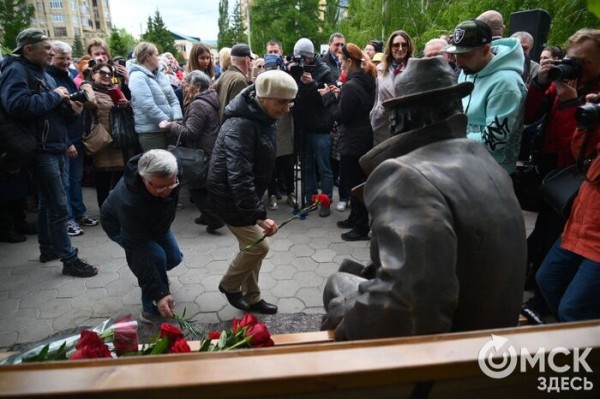 Первый памятник поэту Аркадию Кутилову, до сих пор вызывающему споры, открыли в Омске
