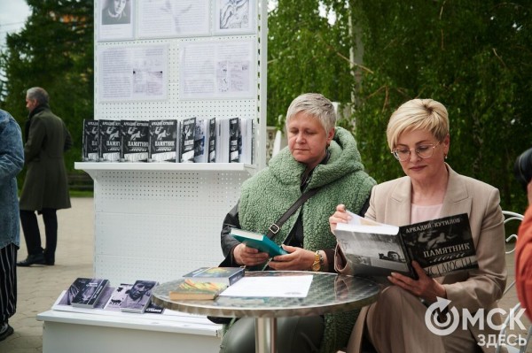 Первый памятник поэту Аркадию Кутилову, до сих пор вызывающему споры, открыли в Омске