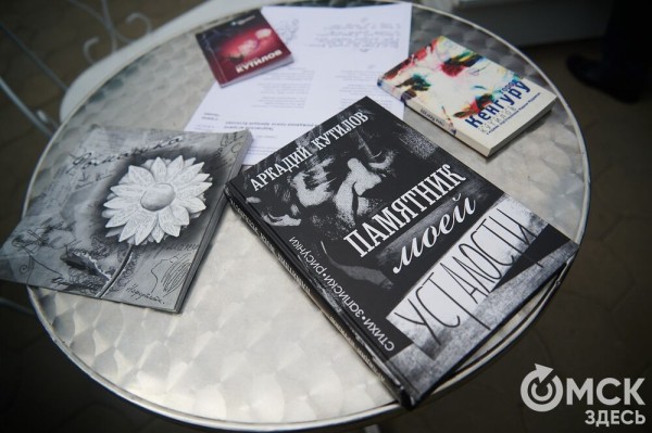 Первый памятник поэту Аркадию Кутилову, до сих пор вызывающему споры, открыли в Омске