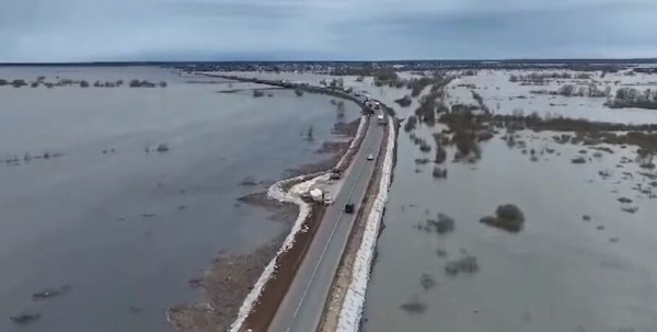 Перекусить или переночевать? Омичи рассказали, как "проезжали" 30-километровую пробку под Тюменью