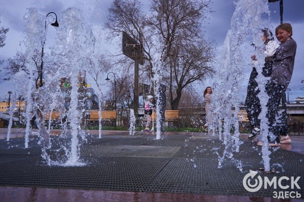 Поплескаться в воде, несмотря на тучи. В Омске открыли сезон фонтанов