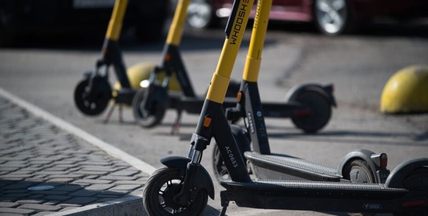 Омичам запретят кататься на электросамокатах в центре города