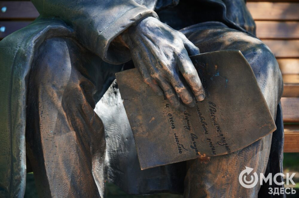 Что там скрыто? В сквере напротив ОмГУПСа появилась таинственная лавочка Что там скрыто? В сквере напротив ОмГУПСа появилась таинственная лавочка