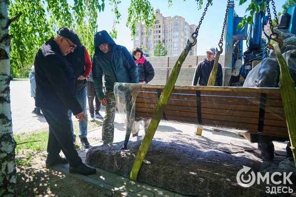 Что там скрыто? В сквере напротив ОмГУПСа появилась таинственная лавочка Что там скрыто? В сквере напротив ОмГУПСа появилась таинственная лавочка
