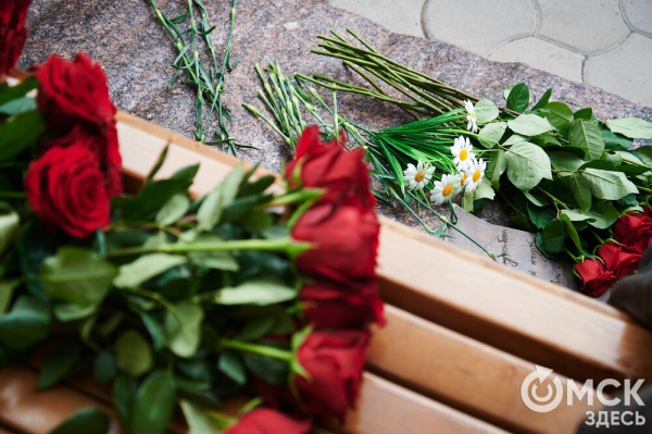 Первый памятник поэту Аркадию Кутилову, до сих пор вызывающему споры, открыли в Омске