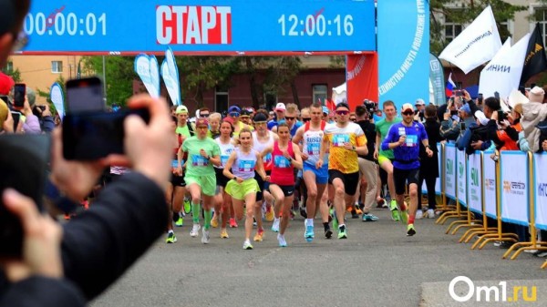 На старт полумарафона «Забег.РФ» в омском Кадетском корпусе вышли рекордные 3 000 бегунов