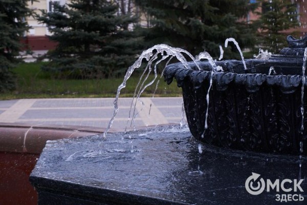 Поплескаться в воде, несмотря на тучи. В Омске открыли сезон фонтанов