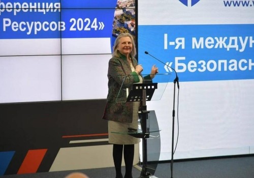 В Омск прилетела танцевавшая с Путиным экс‑глава МИД Австрии Карин Кнайсль