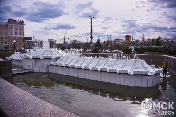 Поплескаться в воде, несмотря на тучи. В Омске открыли сезон фонтанов