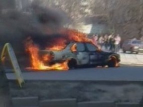 На улице Омской в пути горел автомобиль На улице Омской в пути горел автомобиль