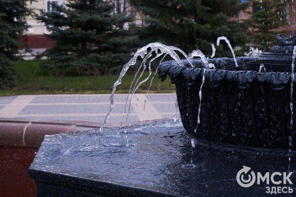 Поплескаться в воде, несмотря на тучи. В Омске открыли сезон фонтанов