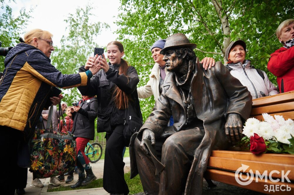 Первый памятник поэту Аркадию Кутилову, до сих пор вызывающему споры, открыли в Омске