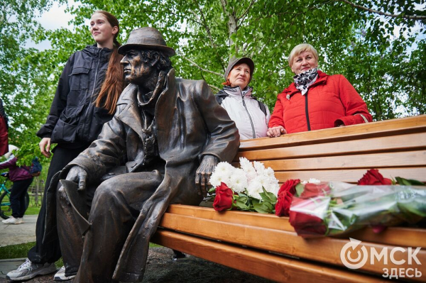 Первый памятник поэту Аркадию Кутилову, до сих пор вызывающему споры, открыли в Омске