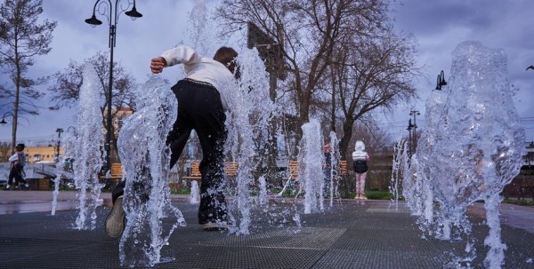 Поплескаться в воде, несмотря на тучи. В Омске открыли сезон фонтанов
