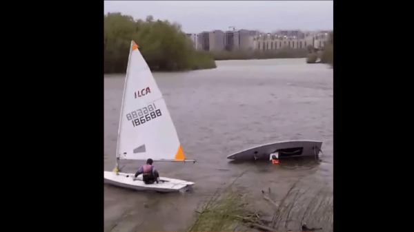 «Это нормальная ситуация»: Организаторы прокомментировали происшествие с перевернувшейся яхтой в Омске