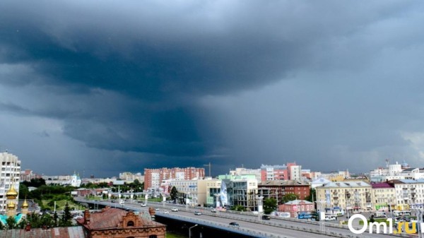 На Омск надвигается штормовой ветер с грозой и градом На Омск надвигается штормовой ветер с грозой и градом