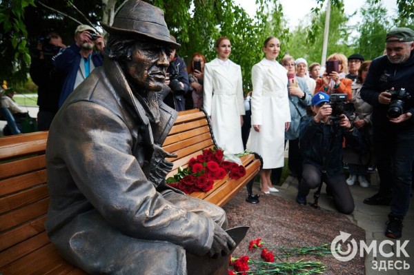 Первый памятник поэту Аркадию Кутилову, до сих пор вызывающему споры, открыли в Омске