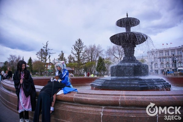 Поплескаться в воде, несмотря на тучи. В Омске открыли сезон фонтанов