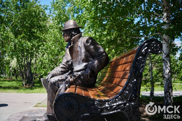 Первый памятник поэту Аркадию Кутилову, до сих пор вызывающему споры, открыли в Омске