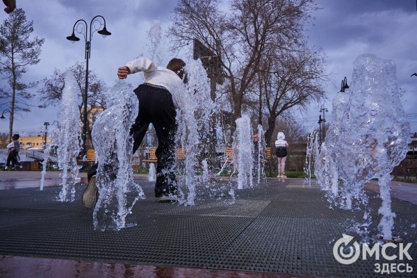 Поплескаться в воде, несмотря на тучи. В Омске открыли сезон фонтанов