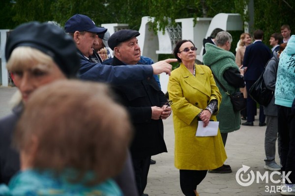 Первый памятник поэту Аркадию Кутилову, до сих пор вызывающему споры, открыли в Омске