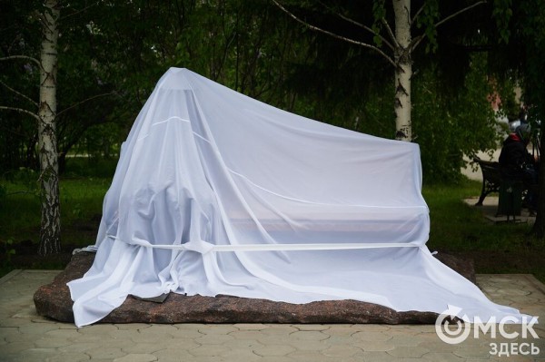 Первый памятник поэту Аркадию Кутилову, до сих пор вызывающему споры, открыли в Омске