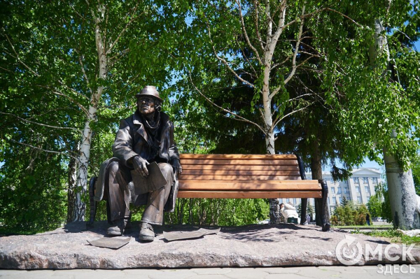 Что там скрыто? В сквере напротив ОмГУПСа появилась таинственная лавочка Что там скрыто? В сквере напротив ОмГУПСа появилась таинственная лавочка