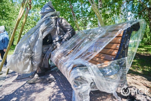 Что там скрыто? В сквере напротив ОмГУПСа появилась таинственная лавочка Что там скрыто? В сквере напротив ОмГУПСа появилась таинственная лавочка