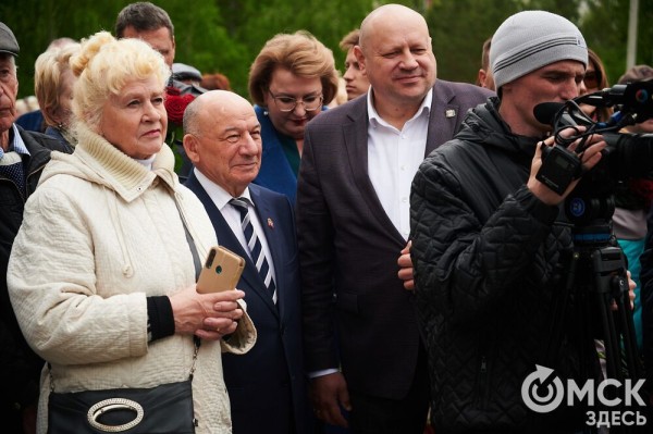 Первый памятник поэту Аркадию Кутилову, до сих пор вызывающему споры, открыли в Омске