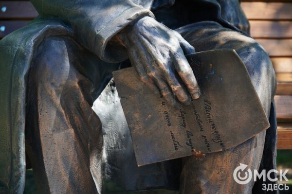 Что там скрыто? В сквере напротив ОмГУПСа появилась таинственная лавочка Что там скрыто? В сквере напротив ОмГУПСа появилась таинственная лавочка