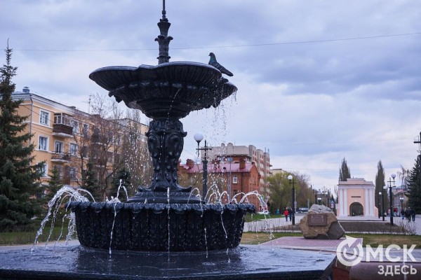Поплескаться в воде, несмотря на тучи. В Омске открыли сезон фонтанов