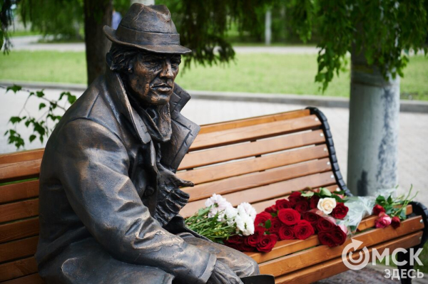 Первый памятник поэту Аркадию Кутилову, до сих пор вызывающему споры, открыли в Омске