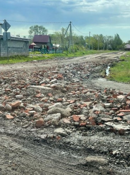 Камни «проткновения»: грунтовую дорогу в Омской области укрепили до скрежета Камни «проткновения»: грунтовую дорогу в Омской области укрепили до скрежета