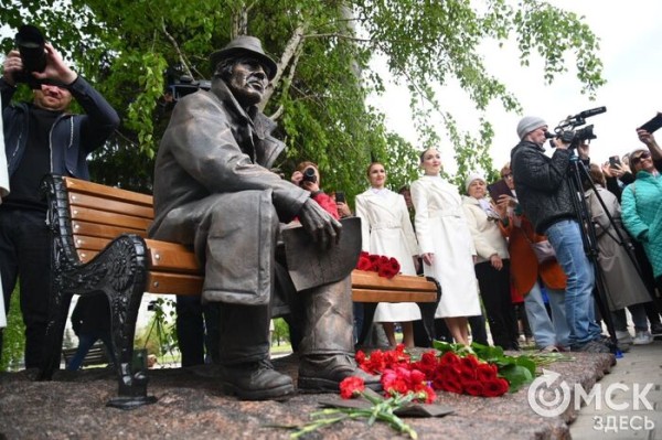 Первый памятник поэту Аркадию Кутилову, до сих пор вызывающему споры, открыли в Омске
